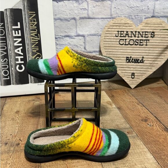 LL Bean Women 7 Slip-ons rainbow comfort slippers - Picture 2 of 8